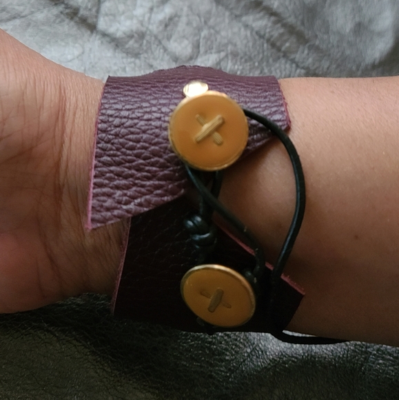 Leather adjustable cuff bracelet with African Krobo glass bead, vintage button - Picture 4 of 6